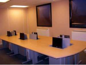 mobilier et accessoire informatique :: syst�me d'�crans escamotables GE 1