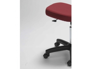 si�ge antistatique & salle blanche :  
                    
         La r�partition de la masse du corps sur  l�assise inclin�e 
 et le  repose-genoux  lib�re le    bassin qui bascule vers l�avant en soulageant 
les tensions du dos et en redressant   
  naturellement la colonne 
vert�brale                Assise inclin�e   ajustable en 
trois positions   et r�glable en hauteur par v�rin pneumatique      � gaz     conducteur    avec amortisseur d�assise, norme 
 classe IV - DIN 4551.                     Repose-genoux 
 articul� sur suspension sp�cifique en caoutchouc, r�glable en 
hauteur      ind�pendamment de 
l�assise.                Garnissage mousse haute densit� sans CFC.   Proc�d�  long�vit�   de double encollage  de la 
mousse de garnissage et du rev�tement antistatique conducteur, expans� 
polyur�thane noir ( AE ) ou tissu carbon� dissipateur bleu ou bordeaux non 
feu  M1 (AT)  connect�s � tous les inserts m�talliques du si�ge jusqu�� 
terre. Le si�ge d�rive ainsi les charges �lectroniques � la terre ( capacit� 
d��coulement  :     ≥ 106 
 Ω ).                     Pi�tement de 
s�curit� 5 branches  � 630 mm aluminium poli �quip� de roulettes ou 
patins antistatiques conducteurs, conforme aux normes europ�ennes en vigueur. 
             
                       
                 +   S�curit� antistatique  au travail 
                  
 
 
        +  
Assise  et      genouill�re    ajustable en  profondeur  et hauteur        
        + Pi�tem e nt   aluminium 
poli          
        + Hauteur    H1  H2                 
