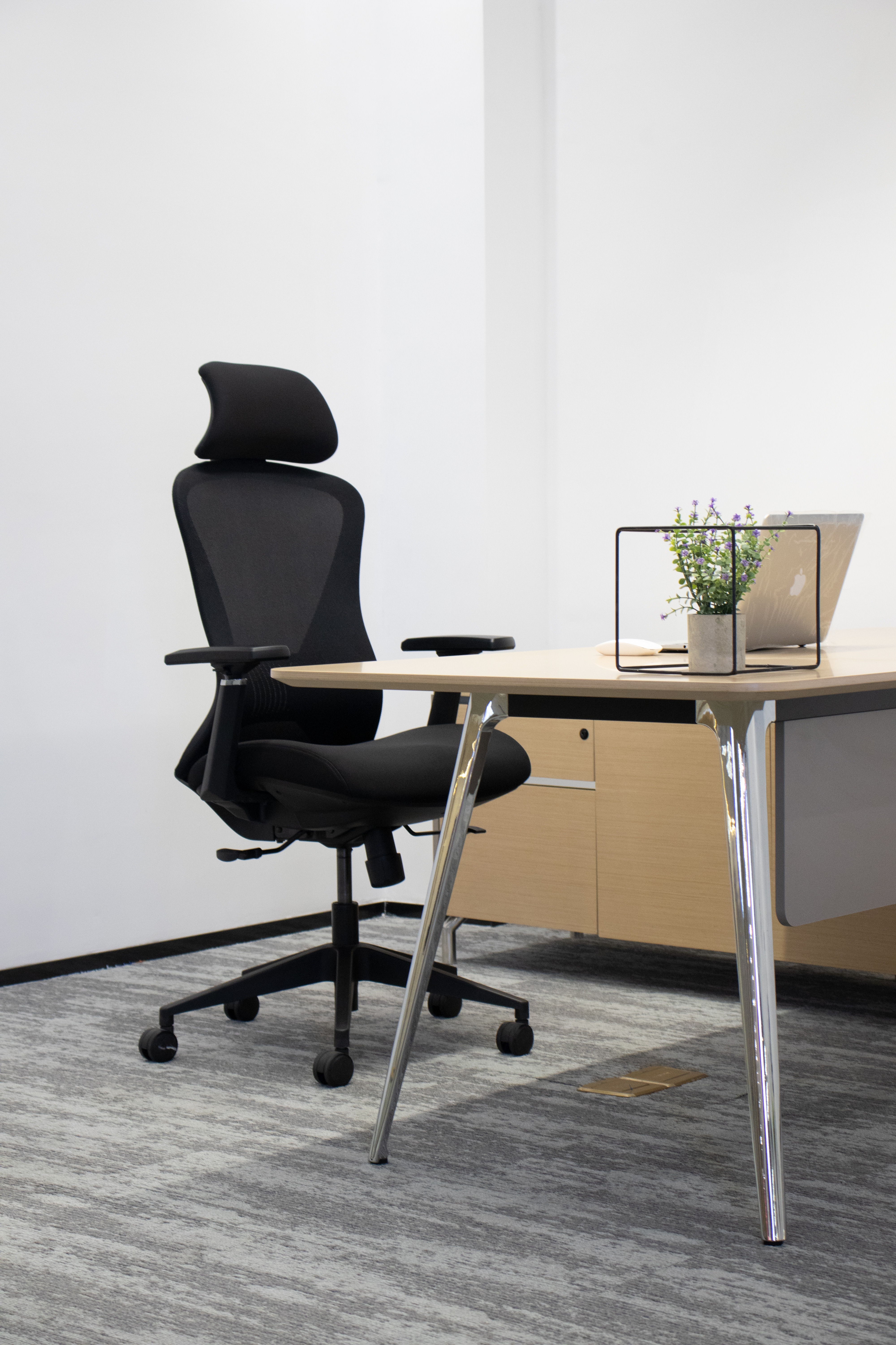 Chaise empilable et accrochable pour salles de réunion